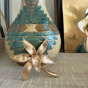 Vintage Large Gold Tone Floral Brooch